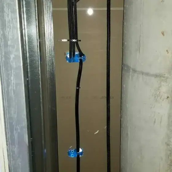 Kabllo dhe tuba elektrikë të vendosur në ndërtesë, para mbylljes së mureve ose dyshemesë