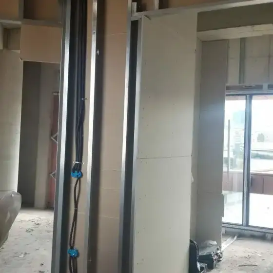 Kabllo dhe tuba elektrikë të vendosur në ndërtesë, para mbylljes së mureve ose dyshemesë