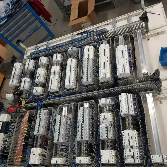Panel elektrik me siguresa dhe pajisje mbrojtjeje