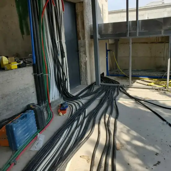 Kabllo dhe tuba elektrikë të vendosur në ndërtesë, para mbylljes së mureve ose dyshemesë