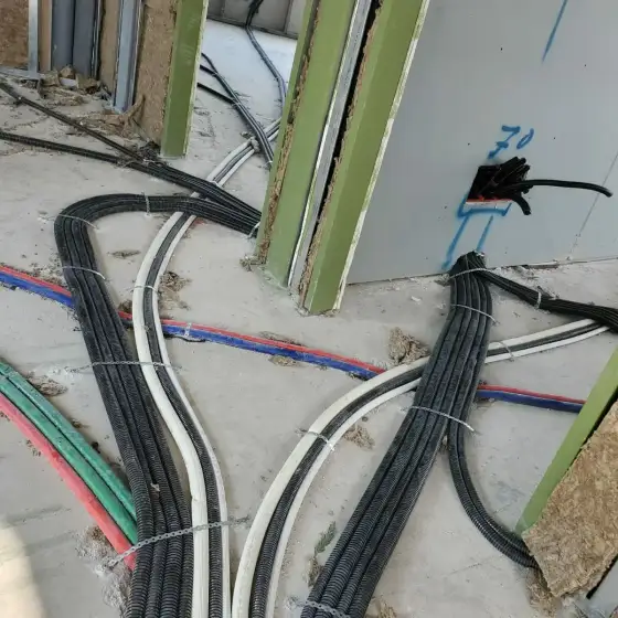 Kabllo dhe tuba elektrikë të vendosur në ndërtesë, para mbylljes së mureve ose dyshemesë