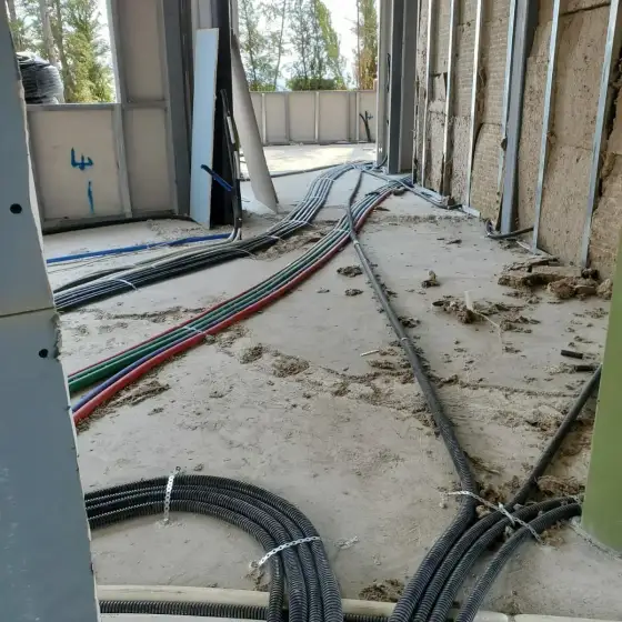 Tuba dhe kabllo elektrikë të shtruar në ambient në ndërtim