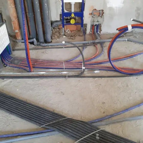 Kabllo dhe tuba elektrikë të vendosur në ndërtesë, para mbylljes së mureve ose dyshemesë