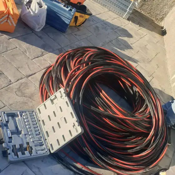 Kabllo dhe tuba elektrikë të vendosur në ndërtesë, para mbylljes së mureve ose dyshemesë