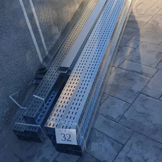 Kabllo dhe tuba elektrikë të vendosur jashtë ndërtesës
