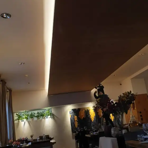 Ndriçim i ndezur në një ambient të errët