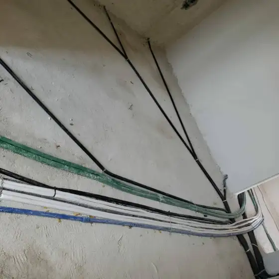 Tuba dhe kabllo elektrikë të shtruar në ambient në ndërtim