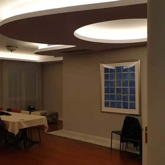 Ndriçim i montuar në një ambient të brendshëm