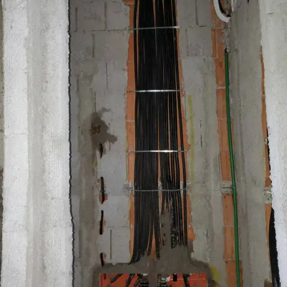 Kabllo dhe tuba elektrikë të vendosur në ndërtesë, para mbylljes së mureve ose dyshemesë