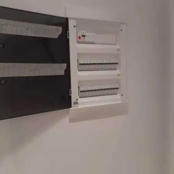Panel elektrik me siguresa dhe pajisje mbrojtjeje