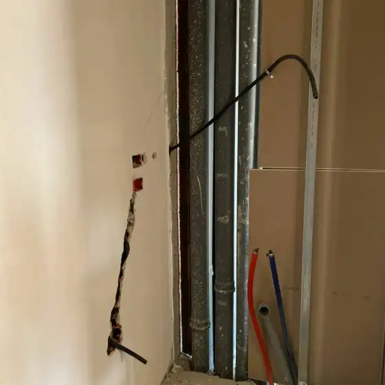 Kabllo dhe tuba elektrikë të vendosur në ndërtesë, para mbylljes së mureve ose dyshemesë