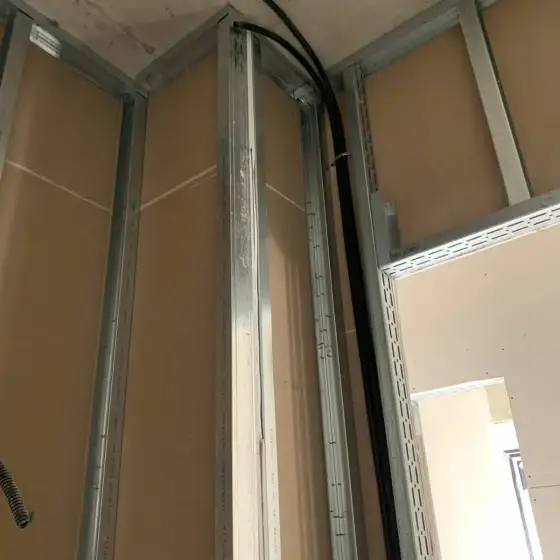 Kabllo dhe tuba elektrikë të vendosur në ndërtesë, para mbylljes së mureve ose dyshemesë