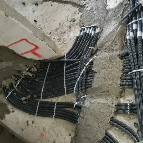 Kabllo dhe tuba elektrikë të vendosur në ndërtesë, para mbylljes së mureve ose dyshemesë