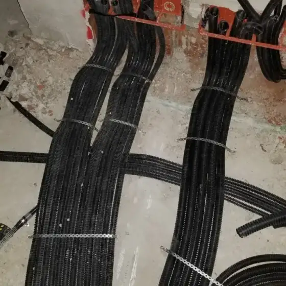Kabllo dhe tuba elektrikë të vendosur në ndërtesë, para mbylljes së mureve ose dyshemesë