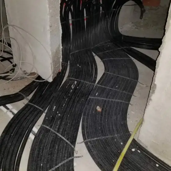 Kabllo dhe tuba elektrikë të vendosur në ndërtesë, para mbylljes së mureve ose dyshemesë