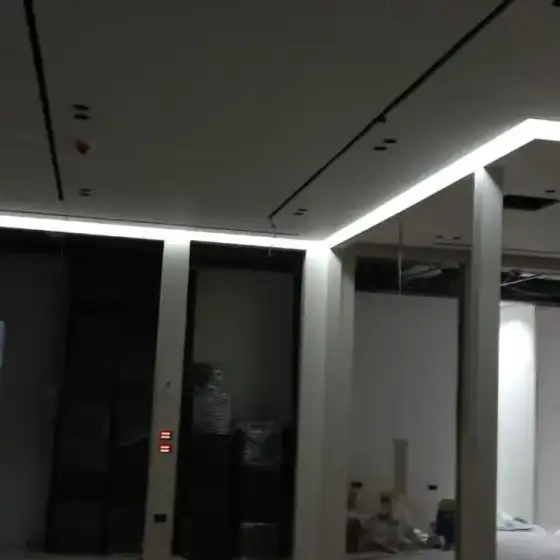 Ndriçim i ndezur në një ambient të errët