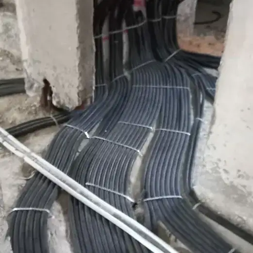 Kabllo dhe tuba elektrikë të vendosur në ndërtesë, para mbylljes së mureve ose dyshemesë