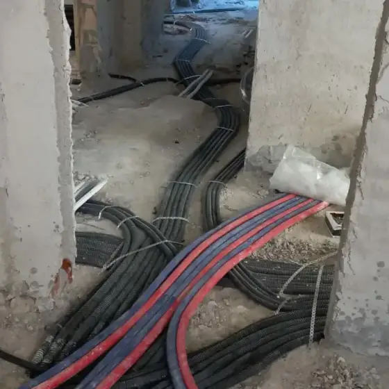 Kabllo dhe tuba elektrikë të vendosur në ndërtesë, para mbylljes së mureve ose dyshemesë