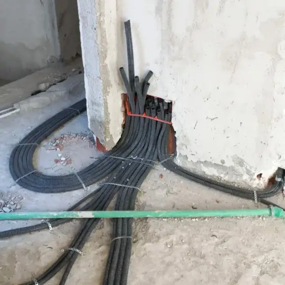 Kabllo dhe tuba elektrikë të vendosur në ndërtesë, para mbylljes së mureve ose dyshemesë