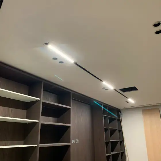 Ndriçim i montuar në një ambient të brendshëm
