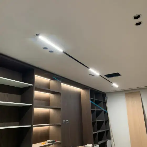 Ndriçim i montuar në një ambient të brendshëm