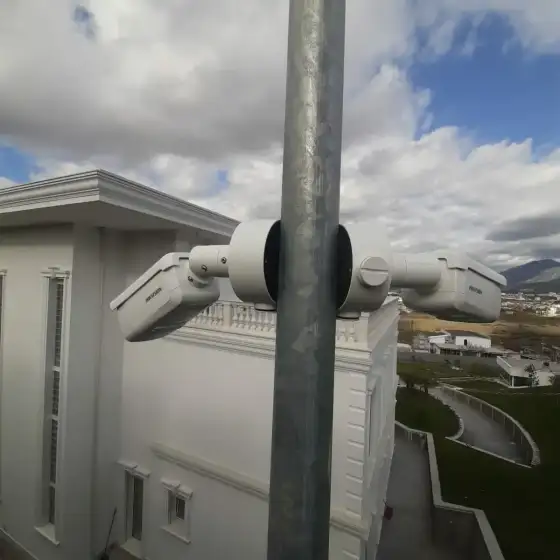 Kamerë vëzhgimi e montuar në një shtyllë, me qiellin në sfond