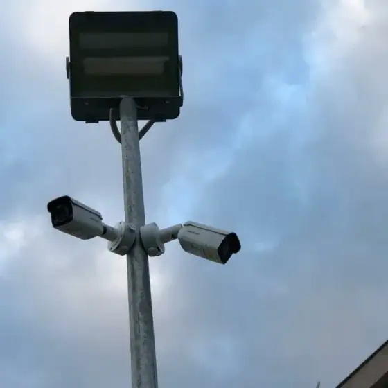 Kamerë vëzhgimi e montuar në një shtyllë, me qiellin në sfond