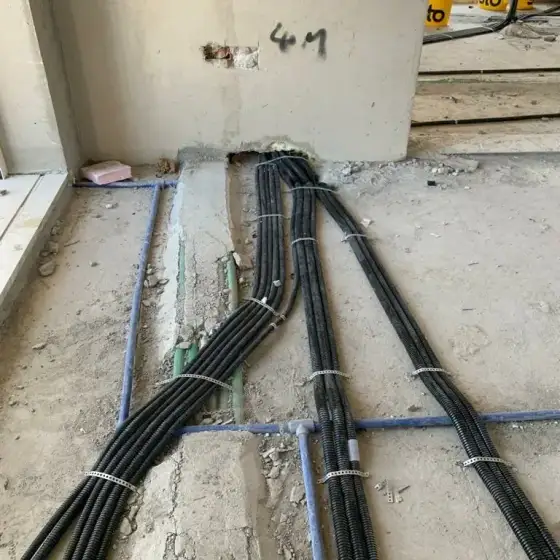 Kabllo dhe tuba elektrikë të vendosur në ndërtesë, para mbylljes së mureve ose dyshemesë