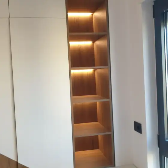 Ndriçim në tavan ose mur në një ambient të brendshëm të ndriçuar