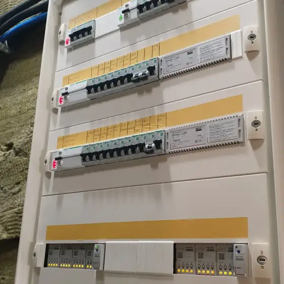 Panel elektrik me siguresa dhe pajisje mbrojtjeje