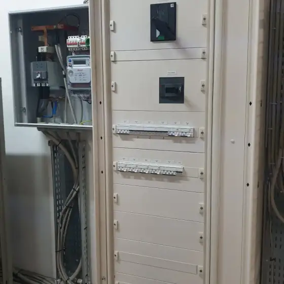 Panel elektrik me siguresa dhe pajisje mbrojtjeje