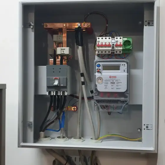 Panel elektrik me siguresa dhe pajisje mbrojtjeje