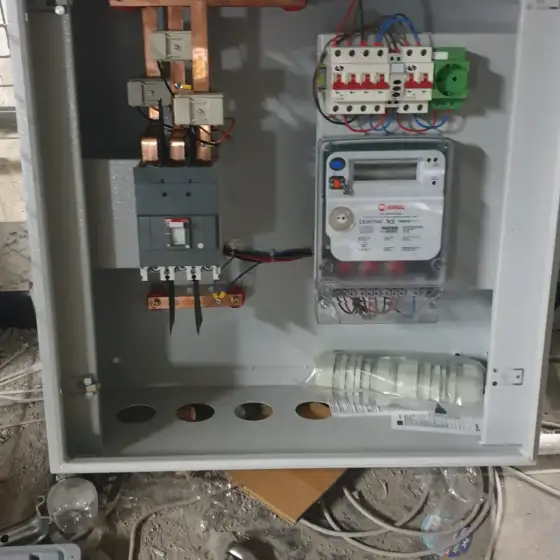 Panel elektrik me siguresa dhe pajisje mbrojtjeje