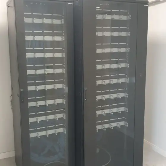 Panel elektrik me siguresa dhe pajisje mbrojtjeje