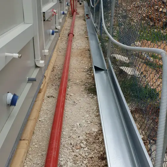 Tuba dhe kabllo elektrikë të shtruar në ambient në ndërtim