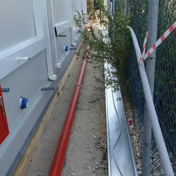 Tuba dhe kabllo elektrikë të shtruar në ambient në ndërtim