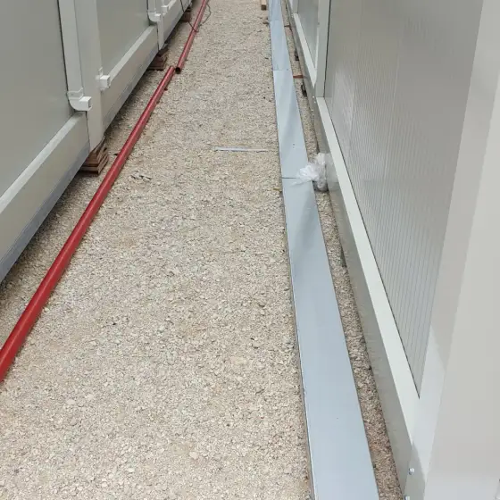 Tuba dhe kabllo elektrikë të shtruar në ambient në ndërtim