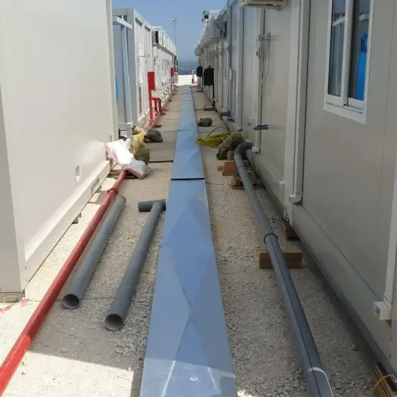 Kabllo dhe tuba elektrikë të vendosur në ndërtesë, para mbylljes së mureve ose dyshemesë