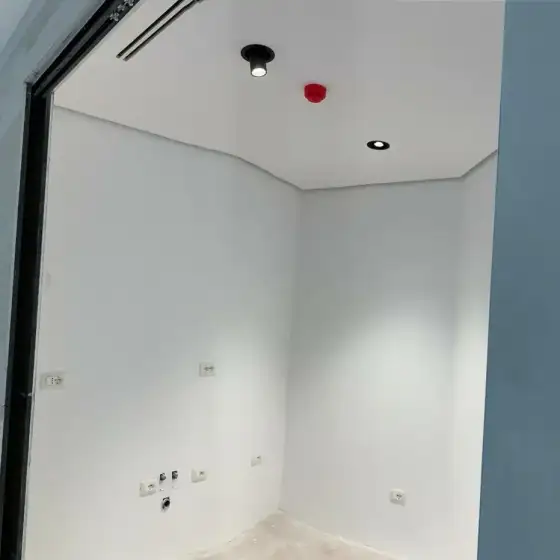 Ndriçim në tavan ose mur në një ambient të brendshëm të ndriçuar
