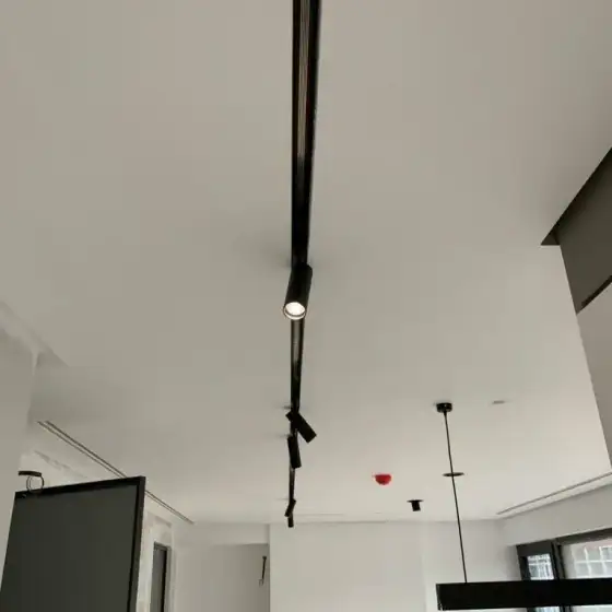 Ndriçim në tavan ose mur në një ambient të brendshëm të ndriçuar