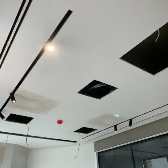 Ndriçim në tavan ose mur në një ambient të brendshëm të ndriçuar