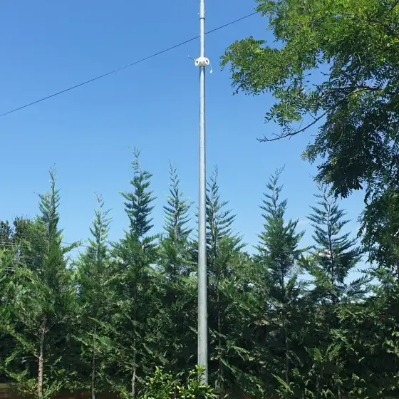 Kamerë vëzhgimi e montuar në një shtyllë, me qiellin në sfond