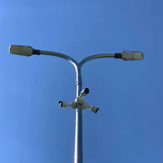 Kamerë vëzhgimi e montuar në një shtyllë, me qiellin në sfond