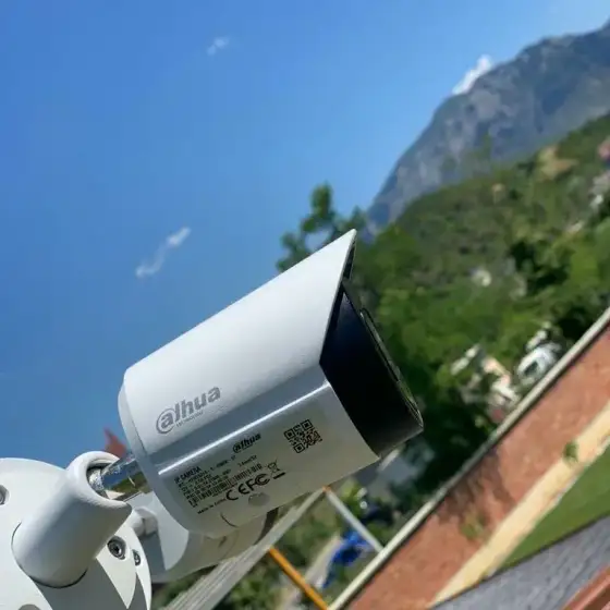 Kamerë vëzhgimi e montuar në një shtyllë, me qiellin në sfond