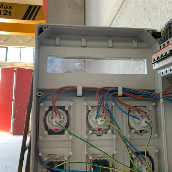 Panel elektrik me siguresa dhe pajisje mbrojtjeje