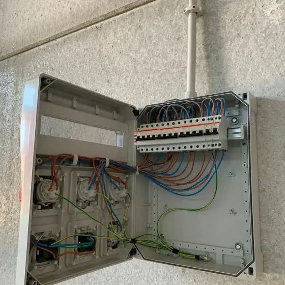 Panel elektrik me siguresa dhe pajisje mbrojtjeje