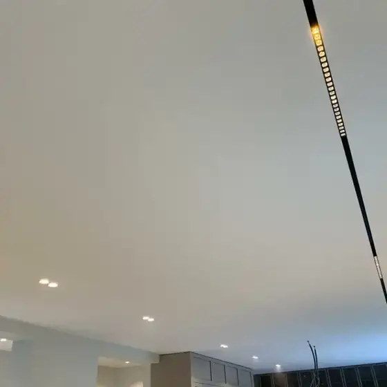 Ndriçim në tavan ose mur në një ambient të brendshëm të ndriçuar