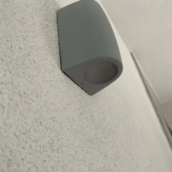 Ndriçim në tavan ose mur në një ambient të brendshëm të ndriçuar