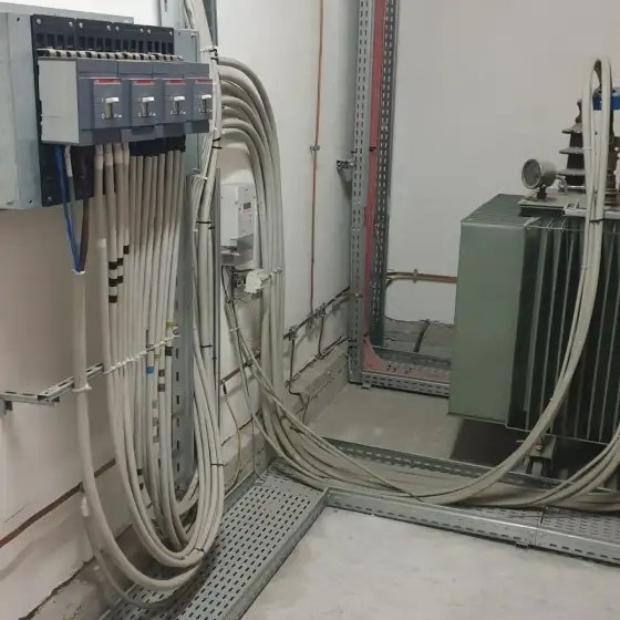 Panel elektrik me siguresa dhe pajisje mbrojtjeje