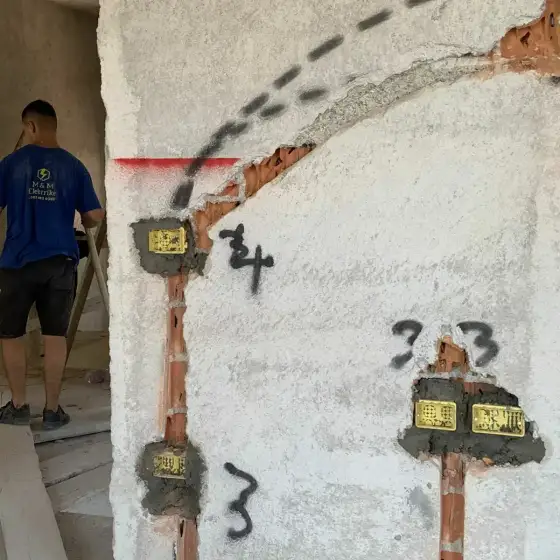Kabllo dhe tuba elektrikë të vendosur në ndërtesë, para mbylljes së mureve ose dyshemesë